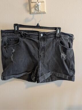 Old Navy Women's Size 18 Boyfriend Mid-rise Short Black Distressed EUC Denim